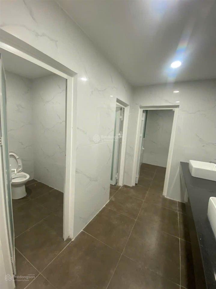 Cho thuê văn phòng tòa nhà trần nhật duật 15m x 25m hầm trệt 5 lầu sân thượng, thang máy, pccc