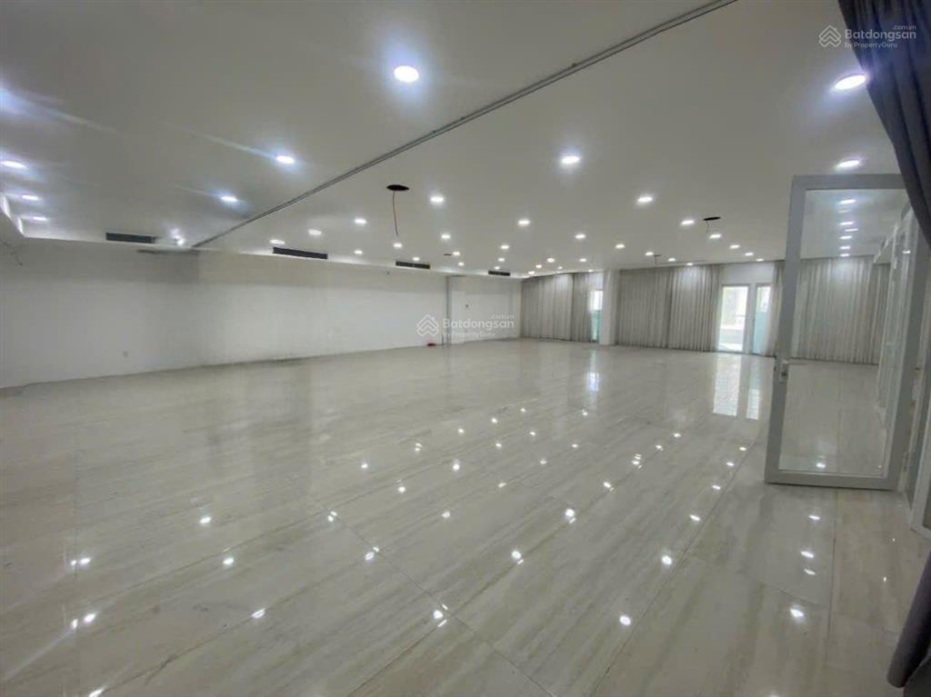 Cho thuê văn phòng tòa nhà trần nhật duật 15m x 25m hầm trệt 5 lầu sân thượng, thang máy, pccc