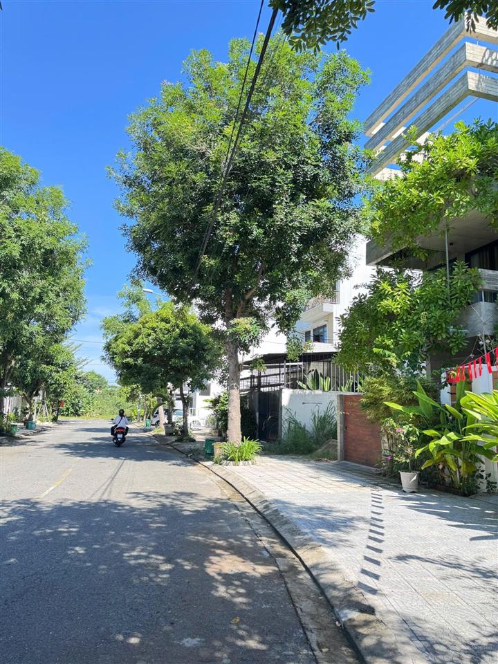 Hot  hạ 2,5 tỷ bán cặp đất đường 7m5 giang châu 1, gđ 1 kđt nam việt á sát sông  giá 20 tỷ/200m2