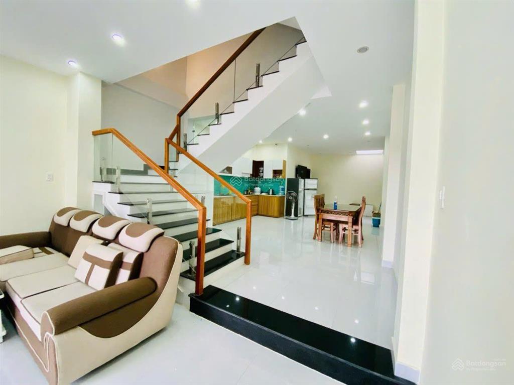 Cho thuê nhà 3,5 tầng 5pn full nt đẹp đường phan huy chú sát cầu trần thị lý, sơn trà, giá 32tr/th