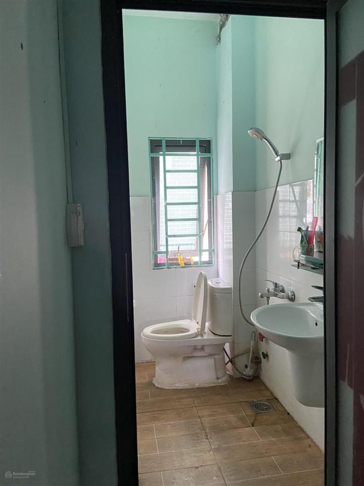 Phòng trọ máy lạnh nằm trên mt lớn phường phú định