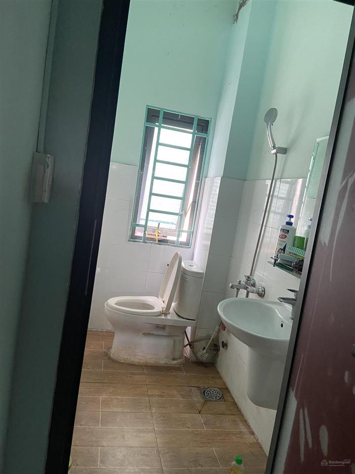 Phòng trọ có cửa sổ lớn, có máy lạnh, nằm trên mt đường lớn phường phú định (q8 cũ)