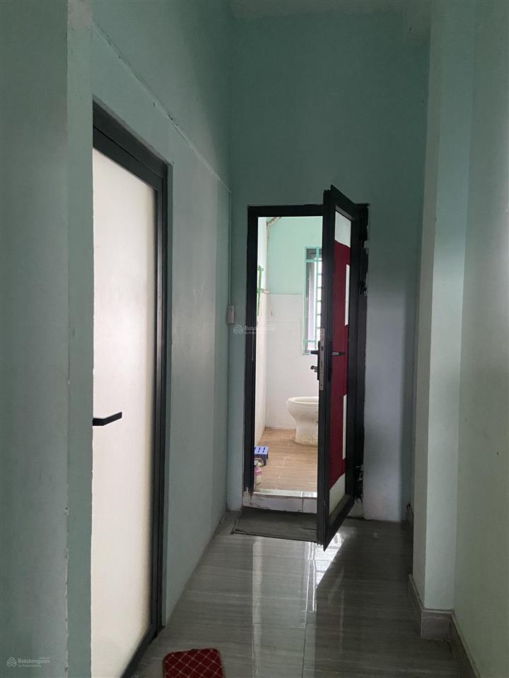 Phòng trọ có cửa sổ lớn, có máy lạnh, nằm trên mt đường lớn phường phú định (q8 cũ)