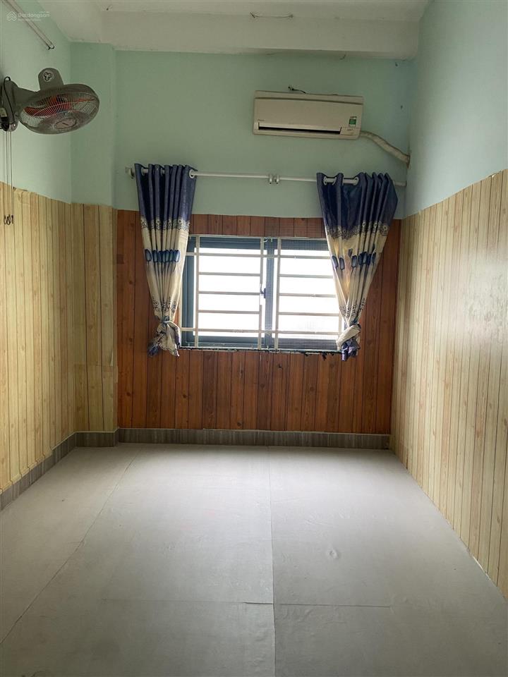 Phòng trọ có cửa sổ lớn, có máy lạnh, nằm trên mt đường lớn phường phú định (q8 cũ)