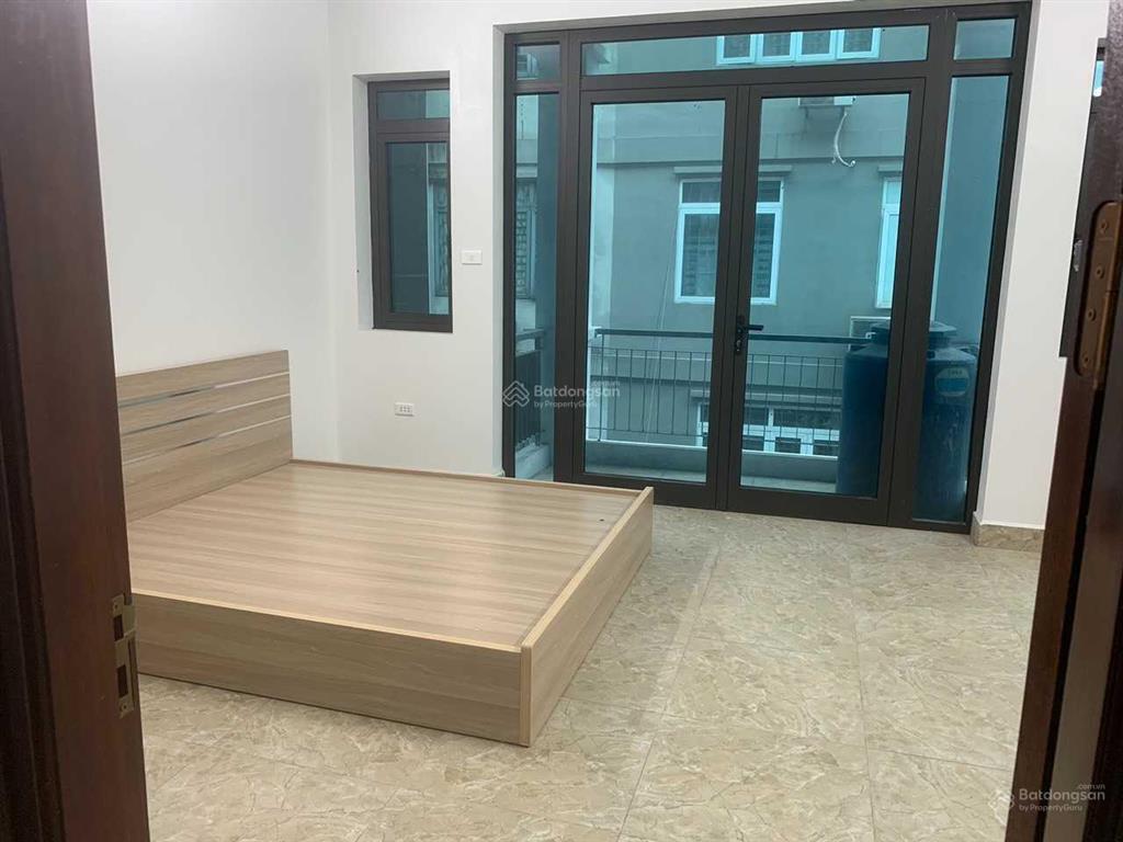 Ở ngay viện k3, viện 103 phòng mới tinh có ban công và cửa to nhìn ra đường phố giá sinh viên