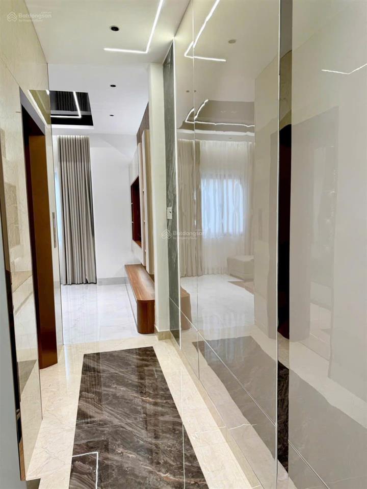 Phong cách luxury sang trọng! hxh huỳnh văn bánh  4,5x15m, 4 tầng thang máy. giá 18,5 tỷ