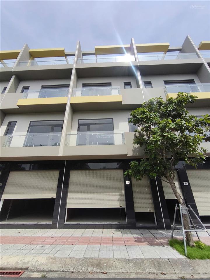 Cần bán lại giá gốc căn nhà phố bcons univalley 1 trệt 3 lầu. dt 64m. 5x13m. giá 7.574 tỷ. bao phí