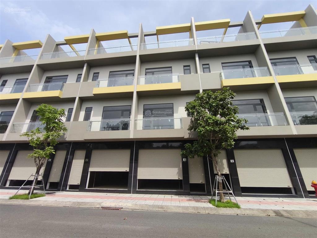 Cần bán lại giá gốc căn nhà phố bcons univalley 1 trệt 3 lầu. dt 64m. 5x13m. giá 7.574 tỷ. bao phí