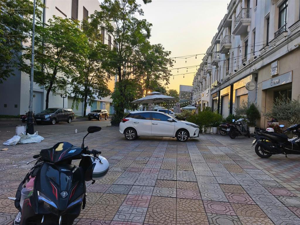 Cần bán căn shophouse 1 trệt 3 lầu vincom biên hòa. diện tích 124m2, giá 16 tỷ