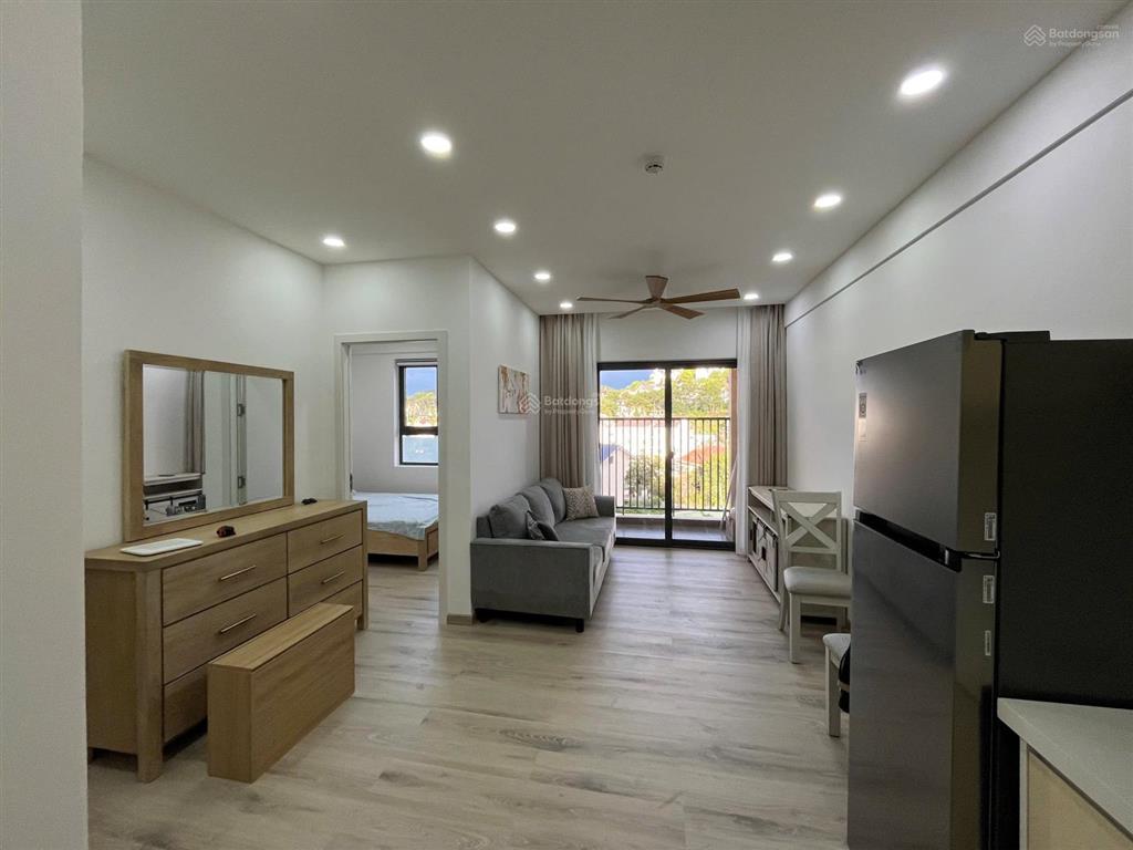 Chính chủ bán căn hộ kèm nội thất cao cấp mới tinh chưa sử dụng.