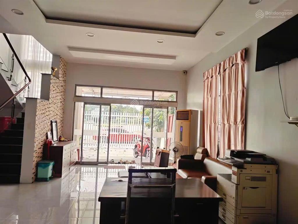 Cho thuê nhà 1 trệt 3 lầu 6 phòng ngủ phú tân 27tr