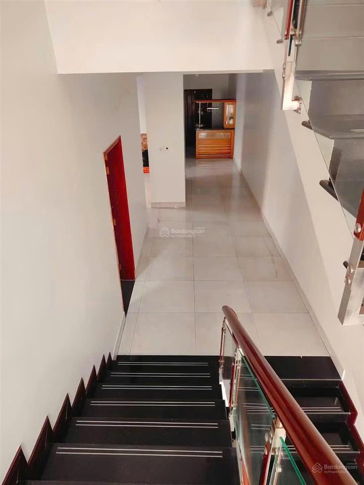 Cho thuê nhà 1 trệt 3 lầu 6 phòng ngủ phú tân 27tr