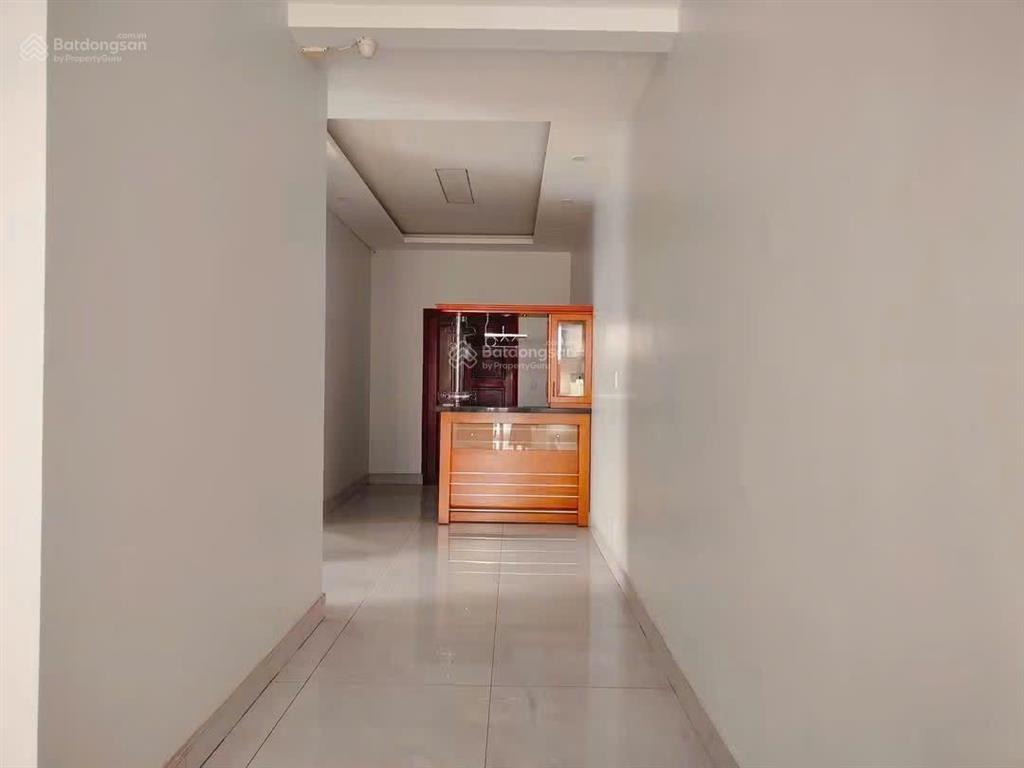 Cho thuê nhà 1 trệt 3 lầu 6 phòng ngủ phú tân 27tr