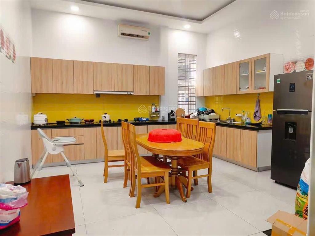 Cho thuê nhà 1 trệt 3 lầu 6 phòng ngủ phú tân 27tr
