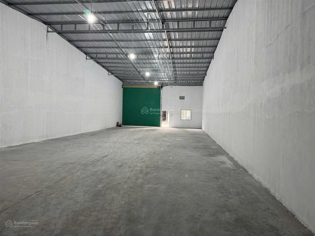Cho thuê kho mới tinh vsip2 mở rộng tân uyên bình dương dt 10x30=300m2 gc giá 12 triệu/tháng