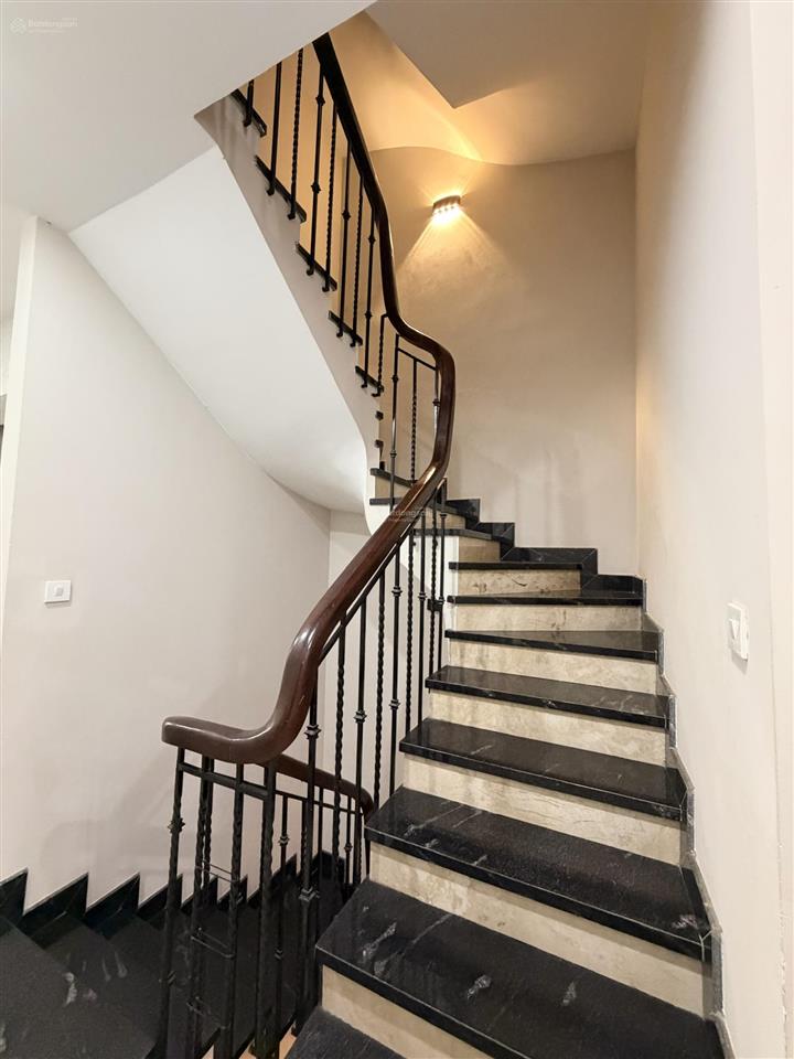 Chính chủ bán nhà phân lô 670h7 tân mai, 73m2, thang máy ô tô vào nhà