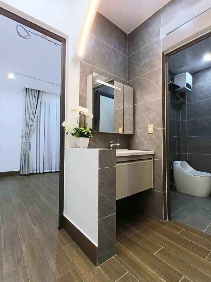 nhà xây mới mặt đường 3xx Nguyễn văn linh - lê chân 6,95 tỉ