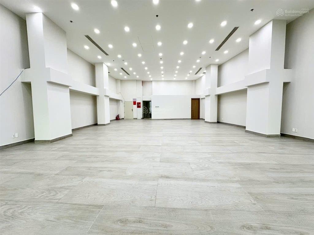 Cho thuê mặt tiền kinh doanh 10x30m mt phạm văn bạch