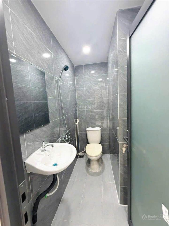 Phòng có đầy đủ nội thất 15m2 mặt tiền nguyễn văn khối