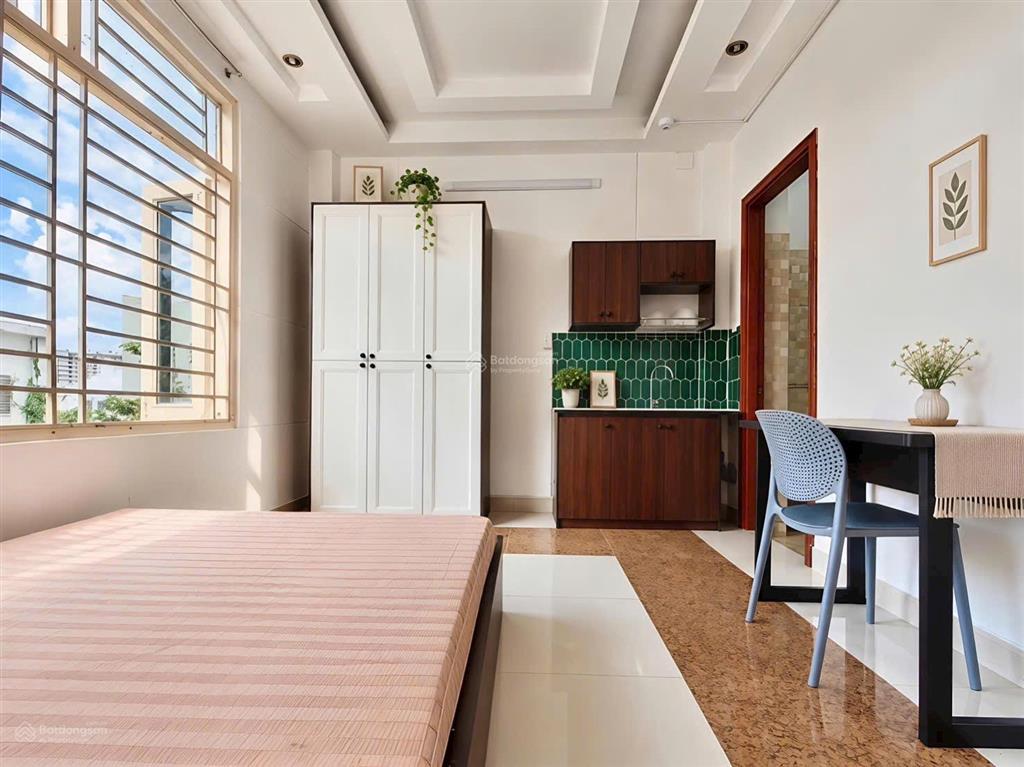 Phòng mới 20m2 có nội thất cơ bản mặt tiền đường số 21 p8