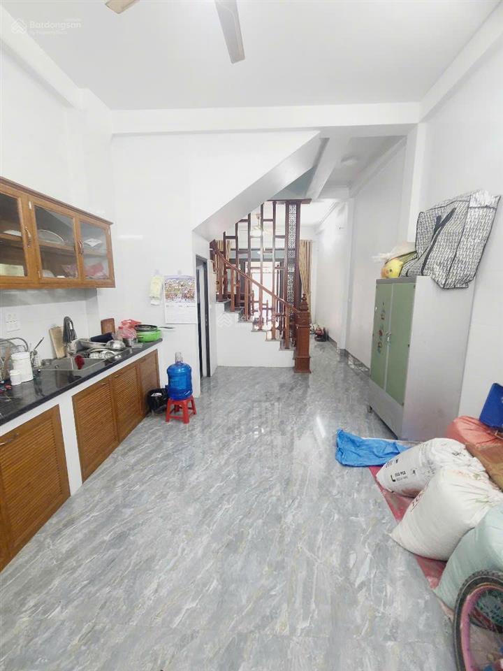 Nhà dân xây chắc chắn 3 tầng ô tô tránh nhau cách 15m