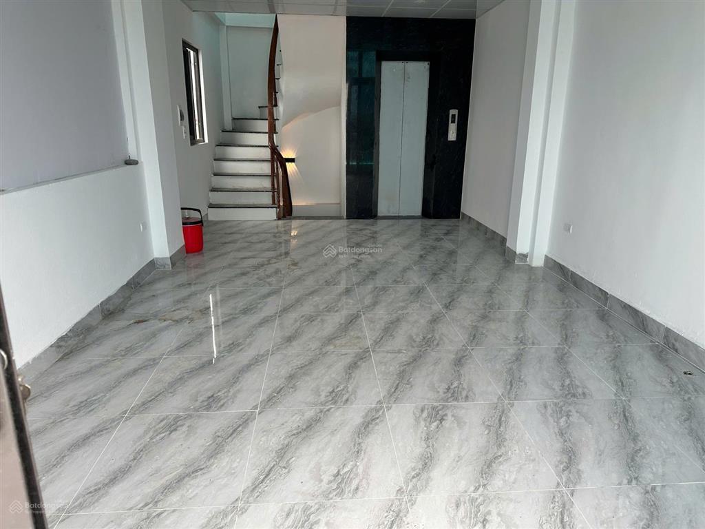 Bán nhà xây mới lô góc oáng đường thông thang máy tt phố xốm gần đh đại nam 5.68 tỷ 0963 343 ***