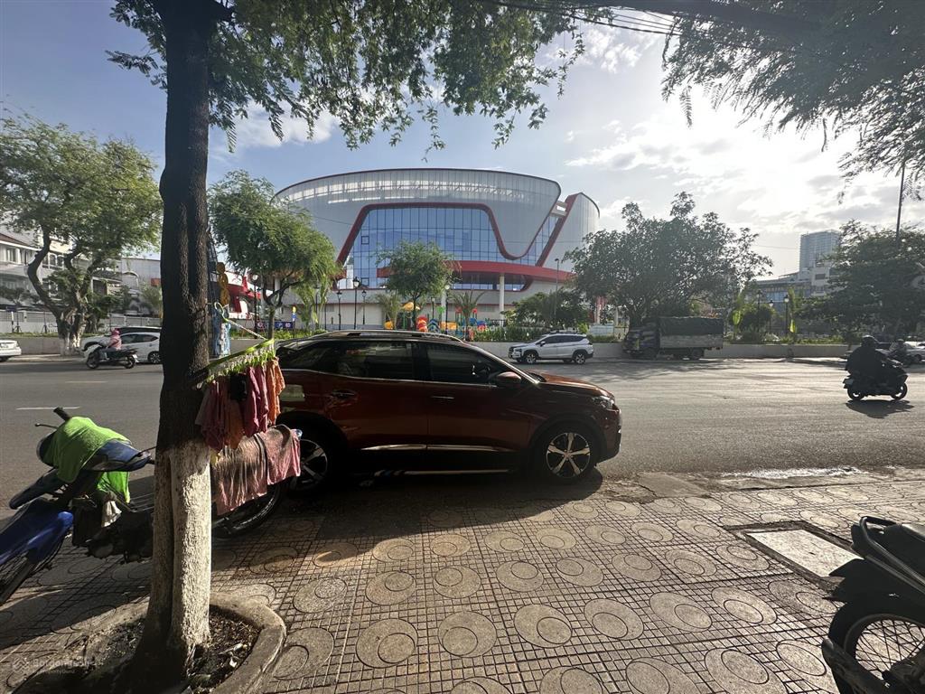Bán gấp nhà 4 tầng đối diện nhà thiếu nhi, gần vincom, ga tàu, vị trí trung tâm nha trang.