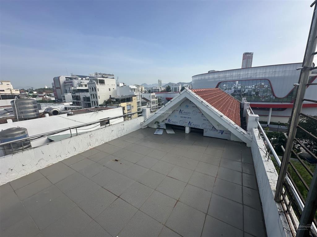 Bán gấp nhà 4 tầng đối diện nhà thiếu nhi, gần vincom, ga tàu, vị trí trung tâm nha trang.