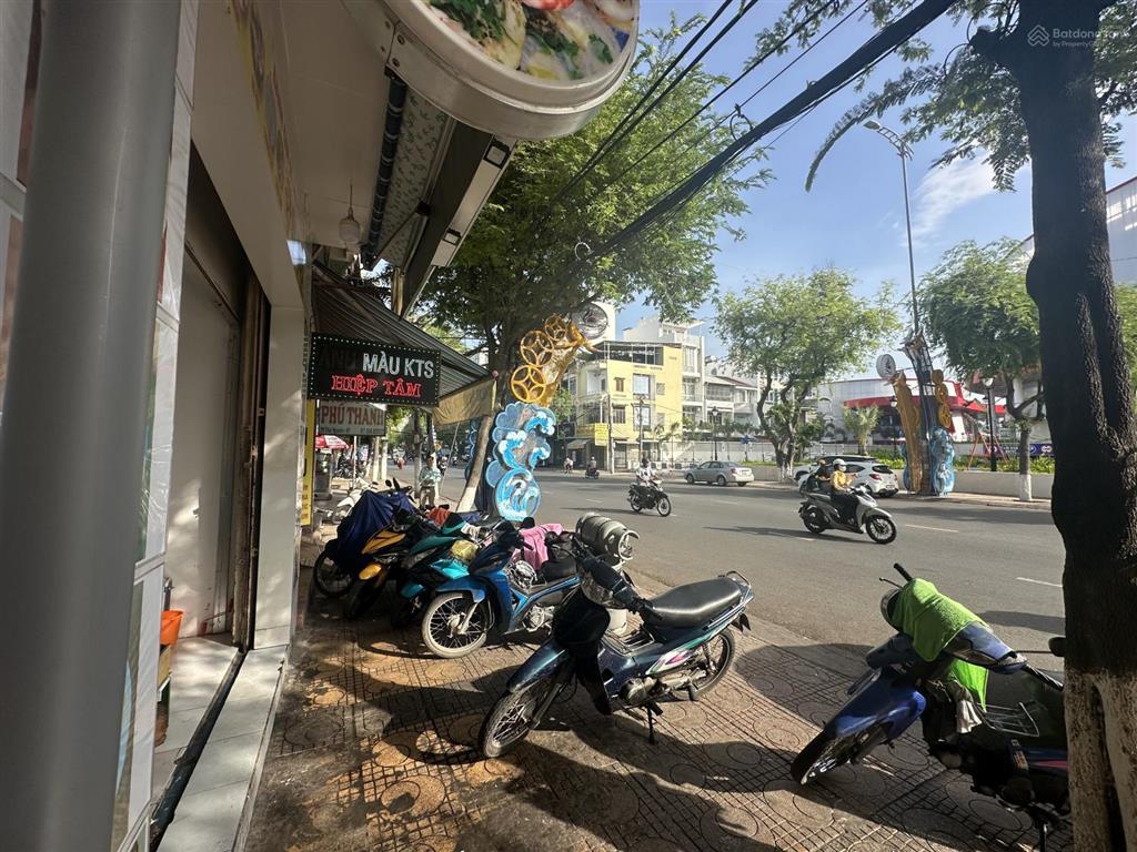 Bán gấp nhà 4 tầng đối diện nhà thiếu nhi, gần vincom, ga tàu, vị trí trung tâm nha trang.