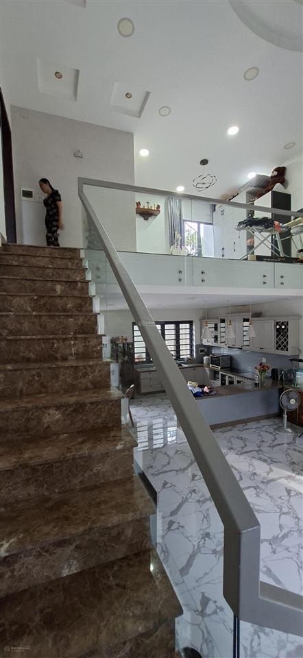 Cần bán biệt thự 200m2. view sông rộng hướng đông nam, giá cực mềm 11,9 tỷ vnd