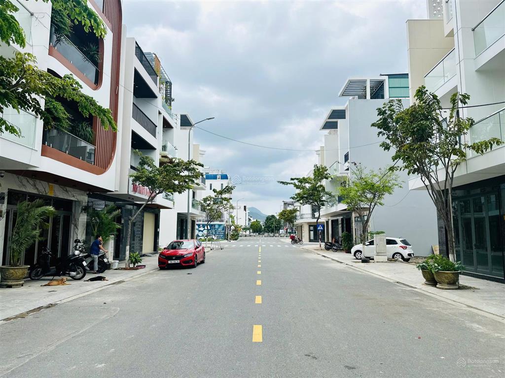 Chuyển nhượng nhà xây sẵn ngang 6m khu đô thị vcn phước long 2 giá chỉ 11 tỷ