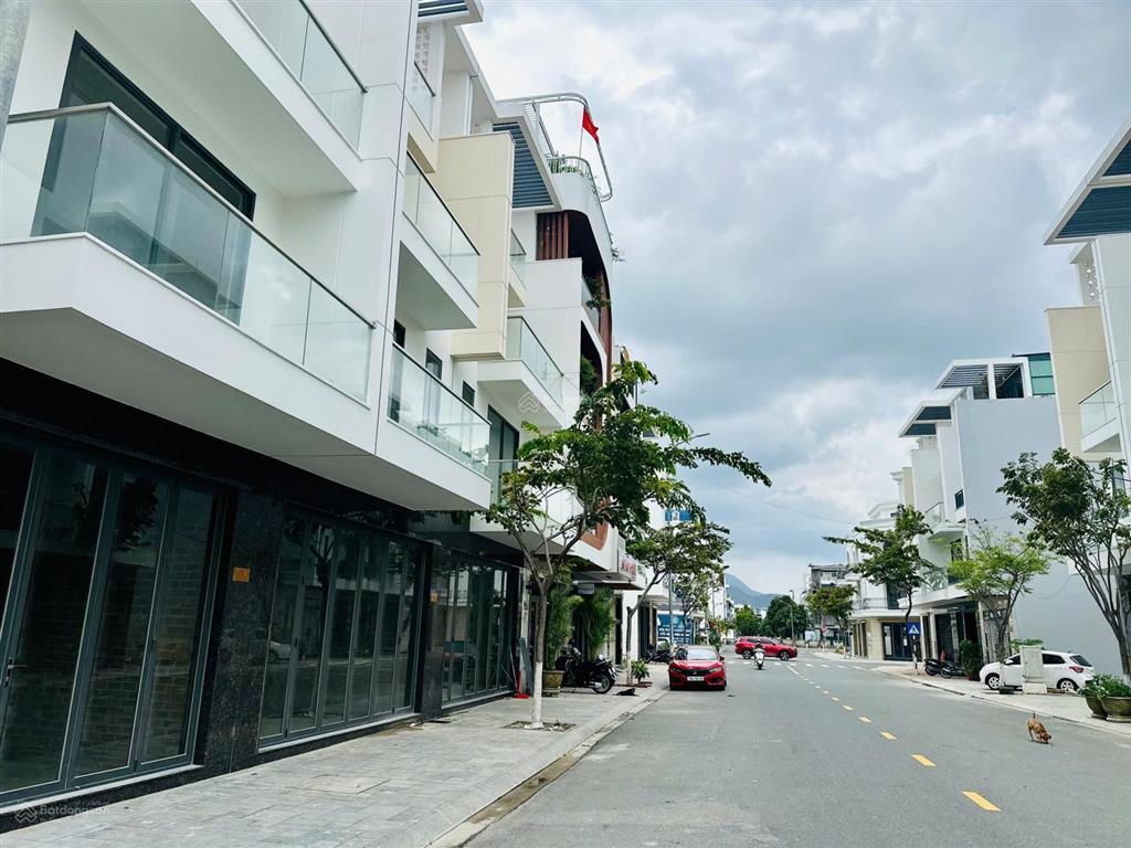 Chuyển nhượng nhà xây sẵn ngang 6m khu đô thị vcn phước long 2 giá chỉ 11 tỷ