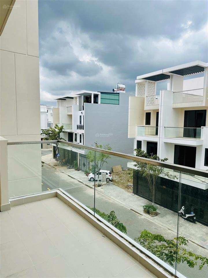 Chuyển nhượng nhà xây sẵn ngang 6m khu đô thị vcn phước long 2 giá chỉ 11 tỷ