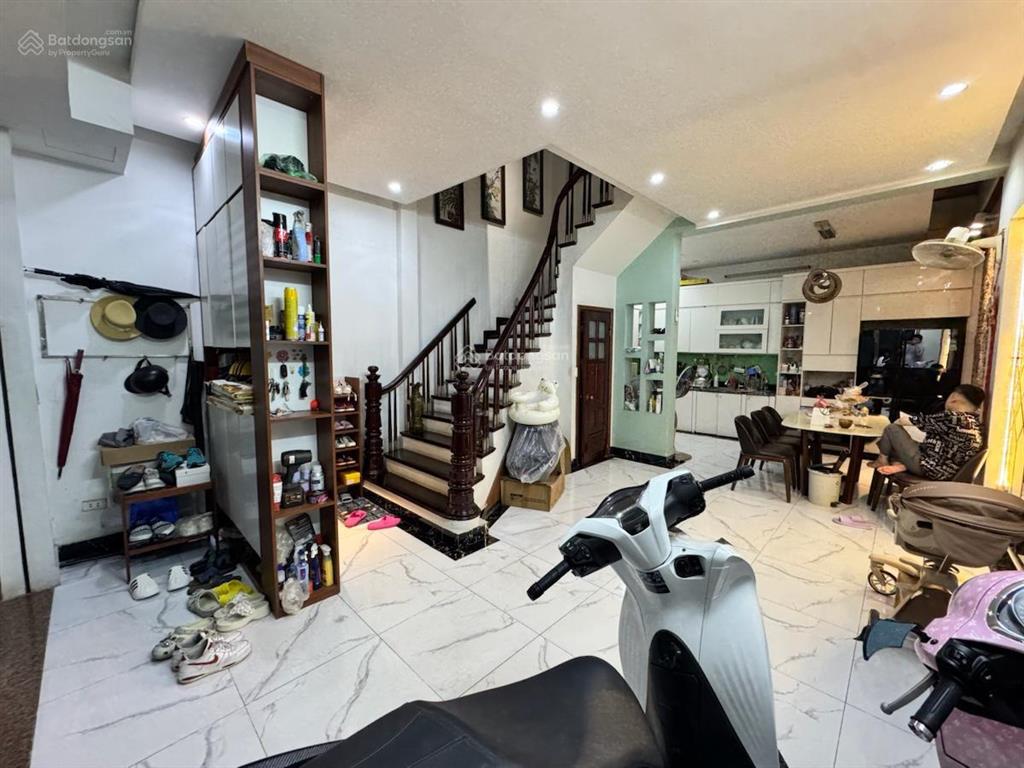 Bán nhà phố hoàng cầu 50m*5t mt 5m, ngõ thông, gara oto, kinh doanh. giá 16,5 tỷ