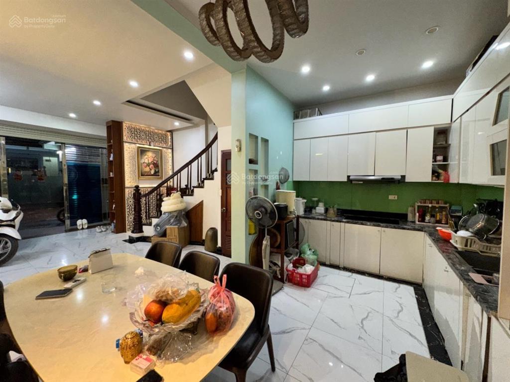 Bán nhà phố hoàng cầu 50m*5t mt 5m, ngõ thông, gara oto, kinh doanh. giá 16,5 tỷ