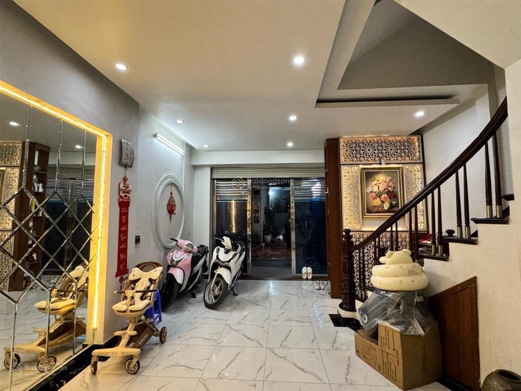 Bán nhà phố hoàng cầu 50m*5t mt 5m, ngõ thông, gara oto, kinh doanh. giá 16,5 tỷ