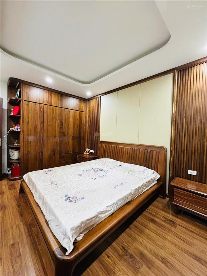 Nhỉnh 6 tỷ có đàm phán, căn 2 ngủ full nội thất gỗ đẹp, sẵn sổ. mặt đường vũ phạm hàm, cầu giấy.