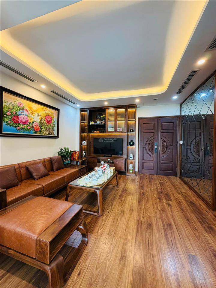 Nhỉnh 6 tỷ có đàm phán, căn 2 ngủ full nội thất gỗ đẹp, sẵn sổ. mặt đường vũ phạm hàm, cầu giấy.