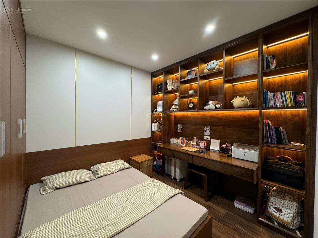 Nhỉnh 6 tỷ có đàm phán, căn 2 ngủ full nội thất gỗ đẹp, sẵn sổ. mặt đường vũ phạm hàm, cầu giấy.
