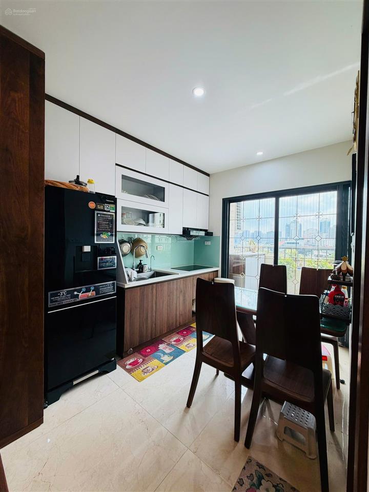 Nhỉnh 6 tỷ có đàm phán, căn 2 ngủ full nội thất gỗ đẹp, sẵn sổ. mặt đường vũ phạm hàm, cầu giấy.