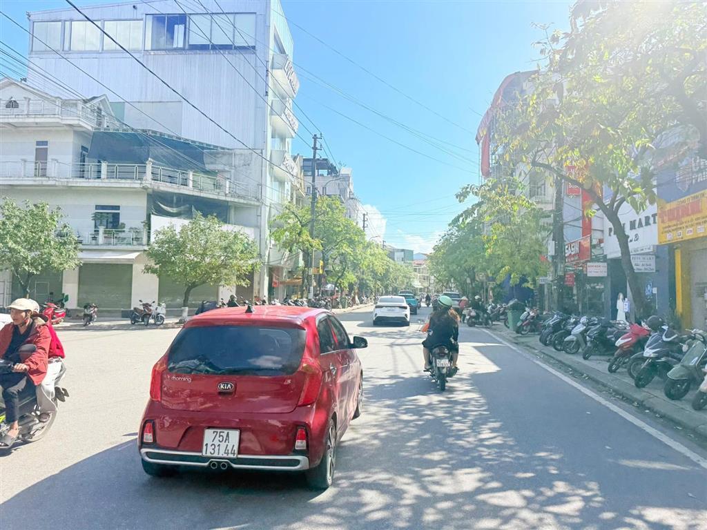 Nhà 2 tầng mặt tiền trường chinh. có kiot cho thuê. vừa ở vừa kinh doanh thuận tiện
