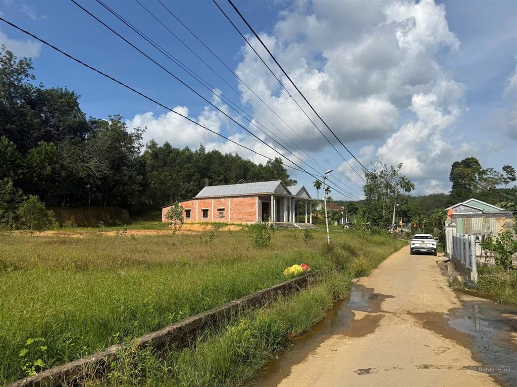 Đất diện tích lớn ngay trung tâm hương bình. 2500m2 có 1800m2 thổ cư