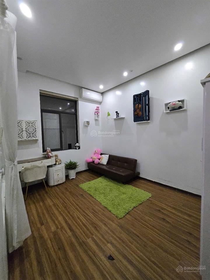 Nhà 2 tầng khu đô thị royal park  trục đường 20.5m.