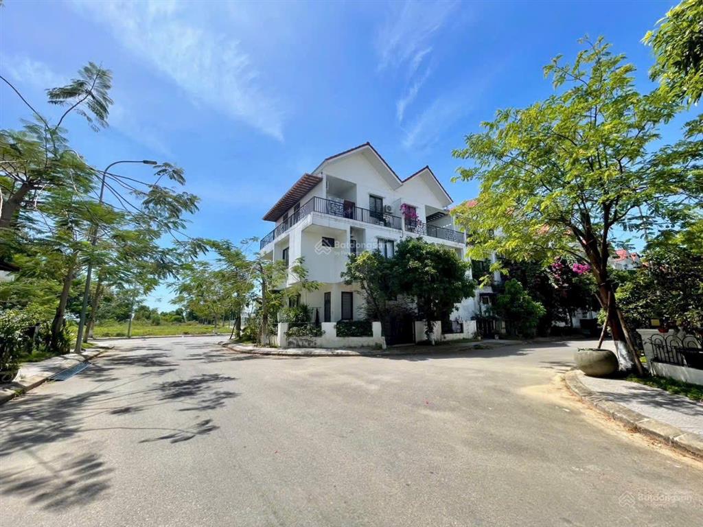 Biệt thự 3 tầng căn góc 3 mặt tiền kđt royal park. tp huế