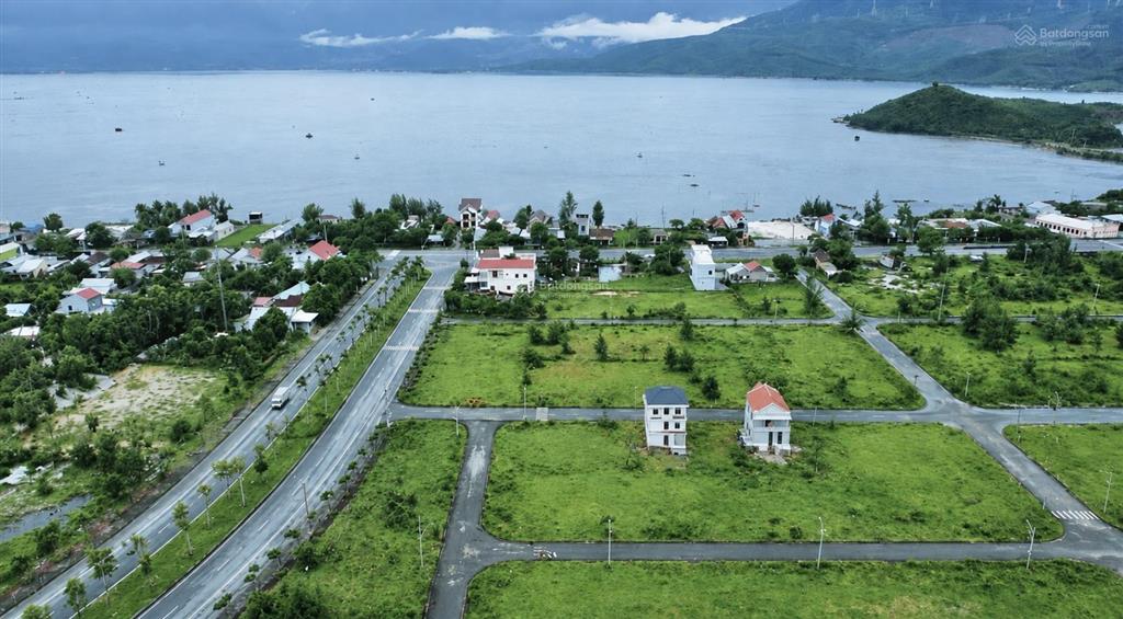 Đất mặt tiền kinh doanh nguyễn văn đạt  lăng cô. trục chính ra biển