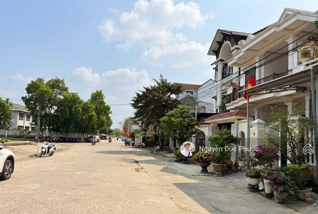 Lô góc kqh ngọc anh cạnh trường tiểu học. cách tỉnh lộ 10  nguyễn đình tứ 50m