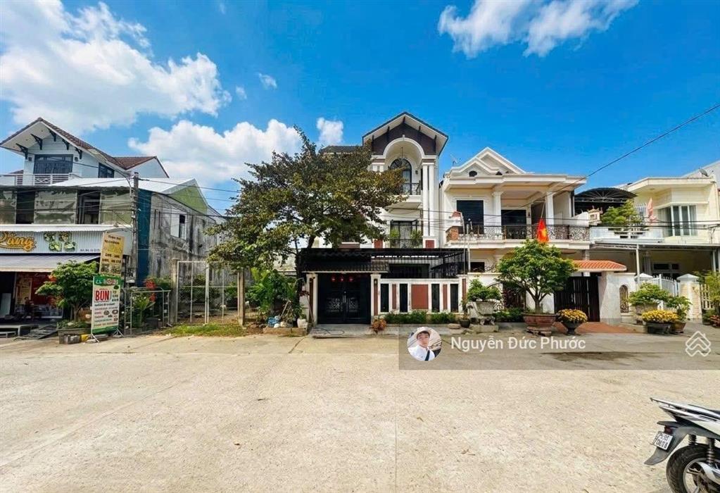 Lô góc kqh ngọc anh cạnh trường tiểu học. cách tỉnh lộ 10  nguyễn đình tứ 50m