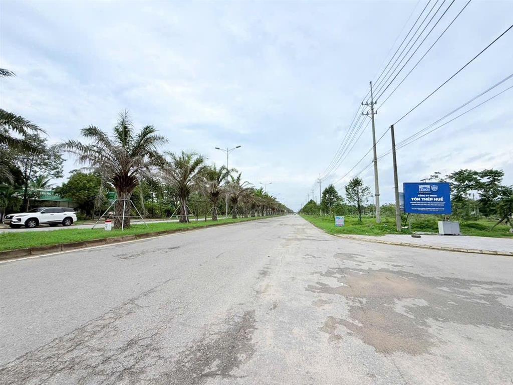 Lô góc mặt tiền võ chí công. cạnh bên kqh td2, td4 thủy vân