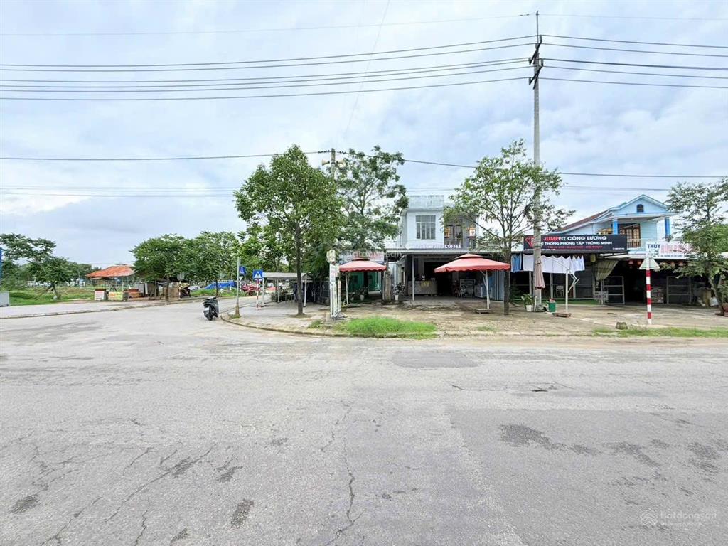 Lô góc mặt tiền võ chí công. cạnh bên kqh td2, td4 thủy vân