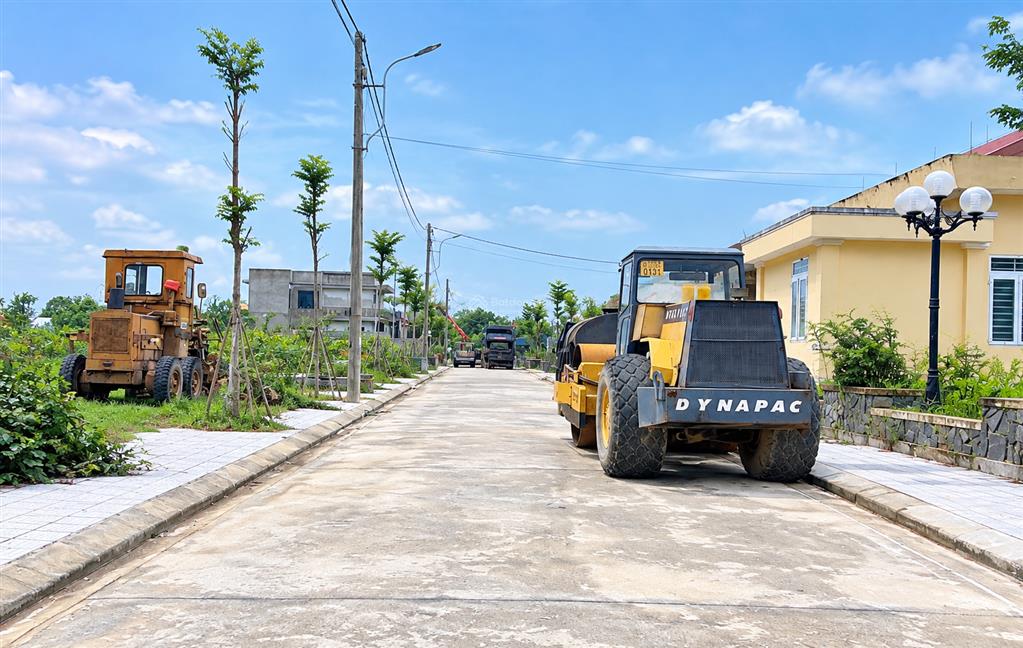 Đất kqh bầu được cạnh nhà văn hoá. gần trục tố hữu về sân bay đang khởi công. cách võ trác 50m
